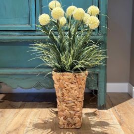 Alliumgesteck in Korbvase