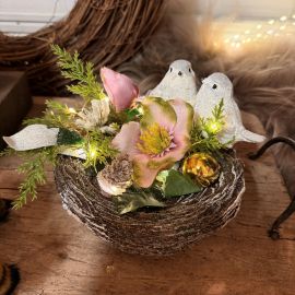 Beleuchtete Vogeltränke mit Christrosen