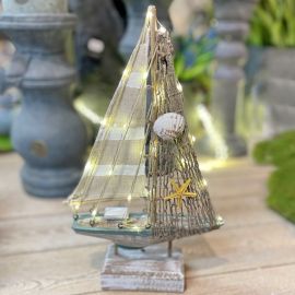 Beleuchtetes Fischerboot