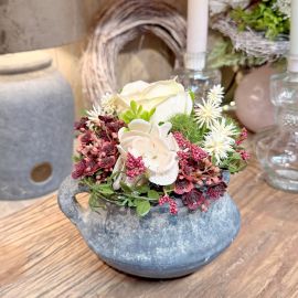 Blumenarrangement im Topf mit Henkel