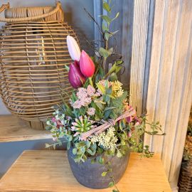 Blumengesteck im grauen Topf