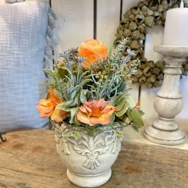 Blumengesteck im verzierten Valo Topf