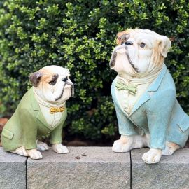 Dekohund Bulldogge Bernd mit grünem Anzug