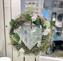 Dekokranz mit Herz & Blumen