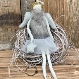 Engel Lanky grau mit Schleife im Haar