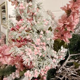 Lärchenzweig mit rose Beeren und Schnee besetzt