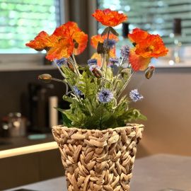 Mohnblumengesteck in Korbvase