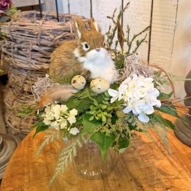 Osterstrauß mit Hasen