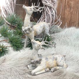 Rentier Lilian mit Zapfenkranz, liegend 
