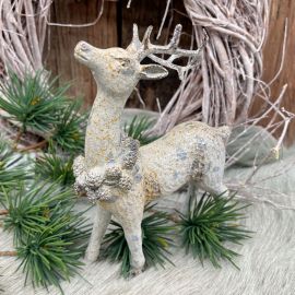 Rentier Lilian mit Zapfenkranz, stehend