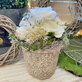 Rosenarrangement im Valo Topf