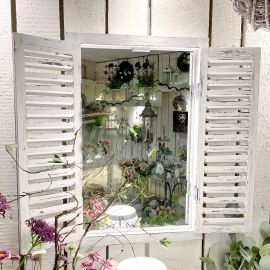 Spiegel mit Fenstern und Holzläden weiß