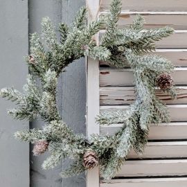 Tannenkranz beschneit mit Zapfen 