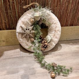 Winterlicher Plüschkranz creme