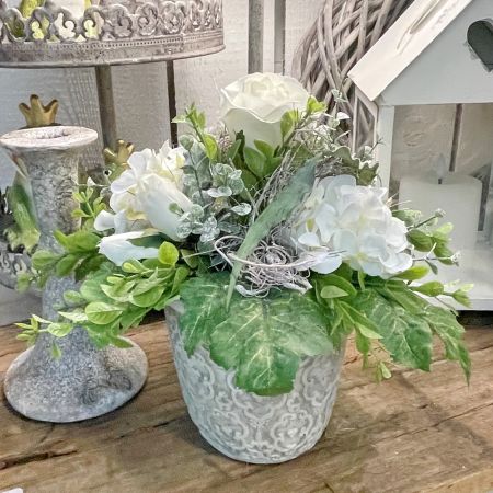 Blumenarrangement cream/grün im verzierten Valo Topf