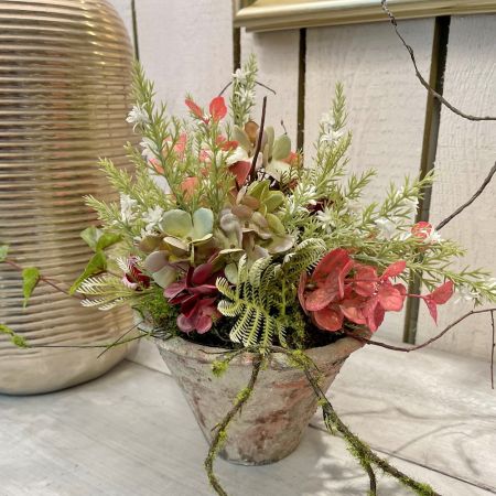 Blumenarrangement im Harztopf 