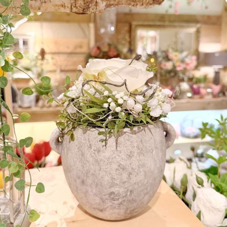 Blumenarrangement im Topf