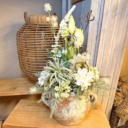 Blumenarrangement im Topf mit Henkeln