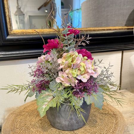 Blumenarrangement im grauen Topf 