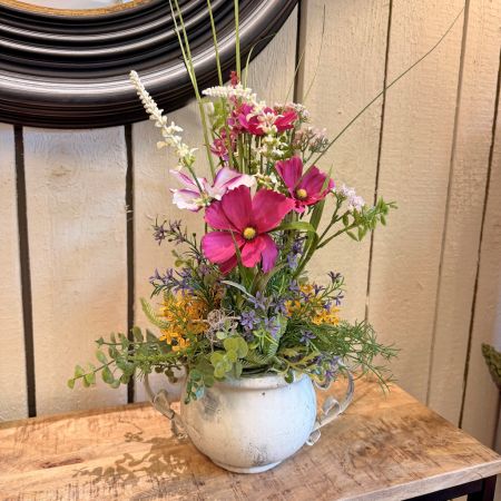 Blumenarrangement im rustikalen Topf