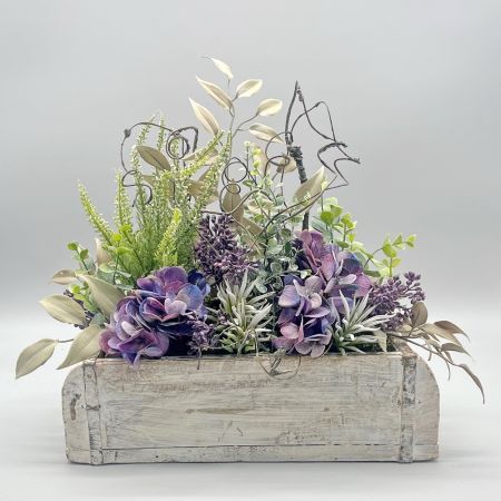 Blumenarrangment im Holzkasten