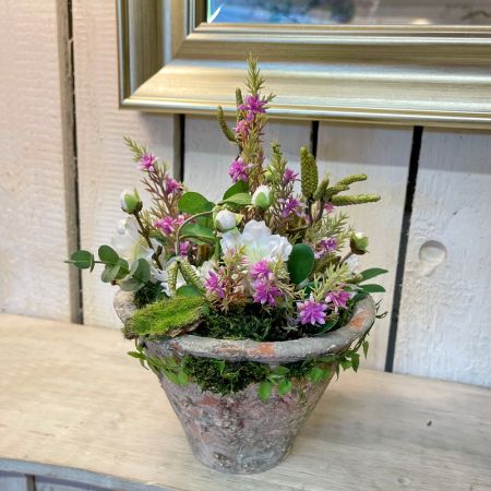 Blumengesteck im Harztopf