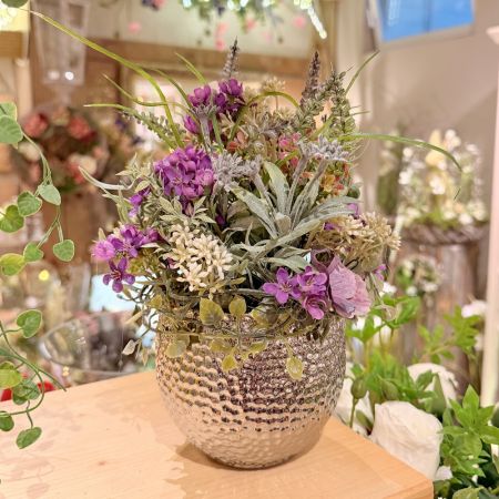 Blumengesteck im Silbertopf