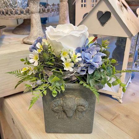 Blumengesteck im grauen Pflanztopf 