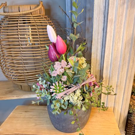 Blumengesteck im grauen Topf