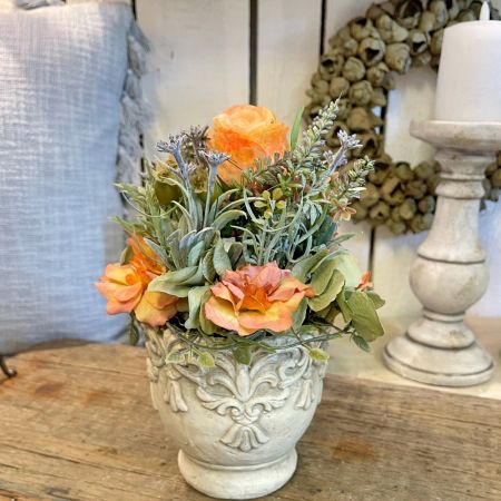 Blumengesteck im verzierten Valo Topf