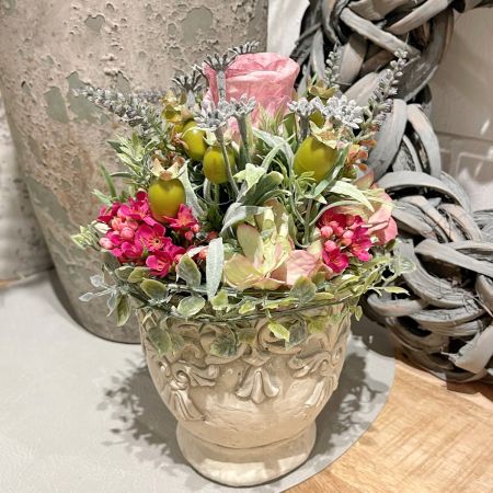 Blumengesteck im verzierten Valo Topf