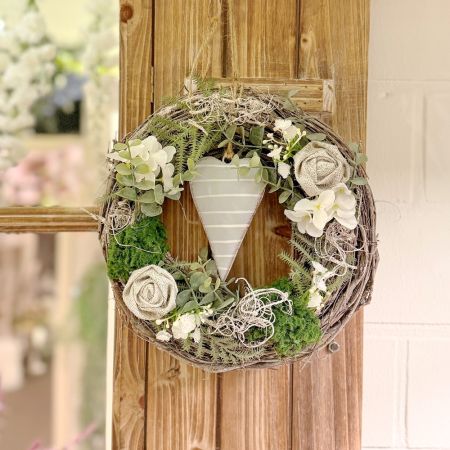 Dekokranz 'Herzhänger grau'