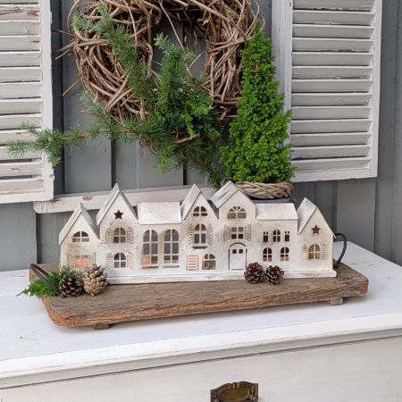 Häuserreihe weiß Metall 