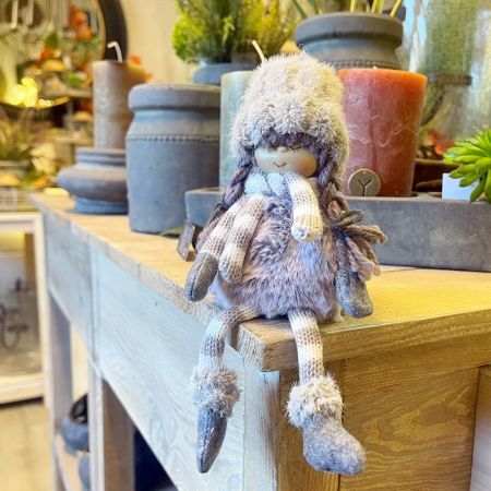 Kantenhocker Winterkind mit Zöpfchen grau/weiß