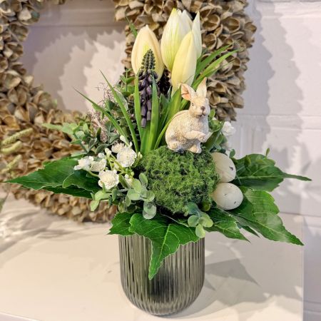 Künstlicher Blumenstrauß mit Hasenfigur