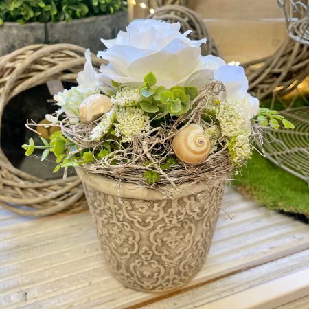 Rosenarrangement im Valo Topf