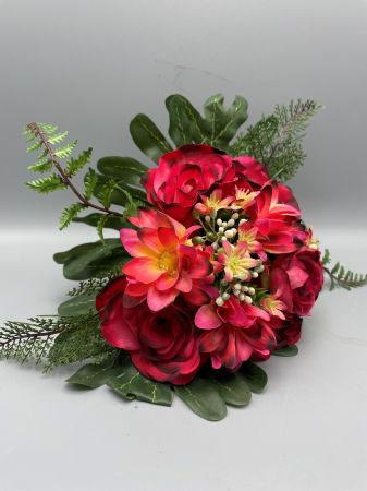 Rosenbouquet, rot mit Blätter, Farn und Blütenrispen