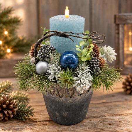 Weihnachtsgesteck „Eisblauer Wintertraum“ mit LED-Kerze 