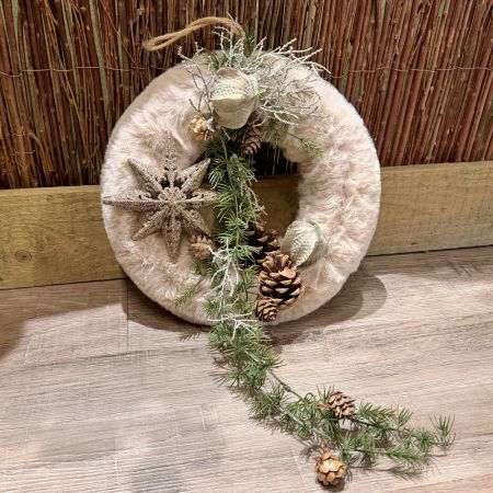 Winterlicher Plüschkranz creme